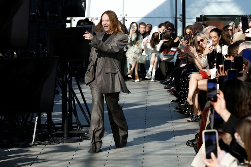 &copy; Reuters. A estilista Stella McCartney aparece no final do desfile da coleção de outono-inverno na semana de moda de Paris 
04/03/2024
REUTERS/Benoit Tessier