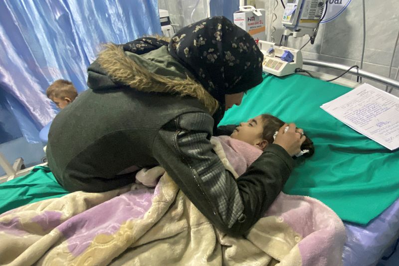 &copy; Reuters. La madre palestina Anwar Abdulnabi llora ante el cuerpo de su hija Mila, que sufría carencias de calcio y potasio, en el hospital Kamal Adwan, a las afueras de Beit Lahiya, en el norte de la Franja de Gaza
Mar 2, 2024. REUTERS/Osama Abu Rbaya