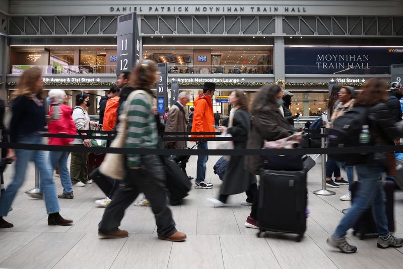 © Reuters. FILE PHOTO: Travelers line up to board an Amtrak train inside the Daniel Patrick Moynihan Train Hall at Pennsylvania Station ahead of the Thanksgiving holiday in Manhattan in New York City, New York, U.S., November 21, 2023. REUTERS/Mike Segar/FILE PHOTO