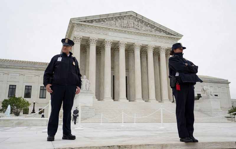 &copy; Reuters. FILE PHOTO: U.S. Supreme Court police officers stand on the front steps of the Supreme Court building prior to the official investiture ceremony for the court's newest Associate Justice Ketanji Brown Jackson and the start of the court's 2022-2023 term in 