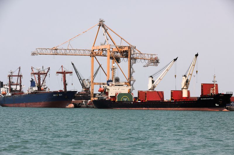 &copy; Reuters. سفن تجارية رابضة في ميناء الحديدة الذي تسيطر عليه حركة الحوثي باليمن في صورة من أرشيف رويترز . 