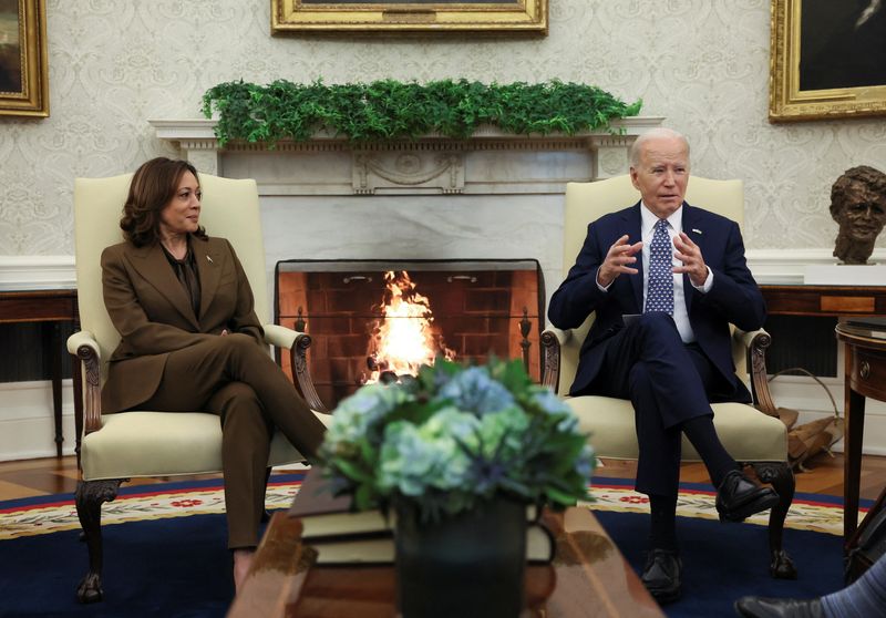 &copy; Reuters. FILE PHOTO: U.S. President Joe Biden and Vice President Kamala Harris meet with congressional leaders in the Oval Office at the White House in Washington, U.S., February 27, 2024. REUTERS/Leah Millis/FILE PHOTO