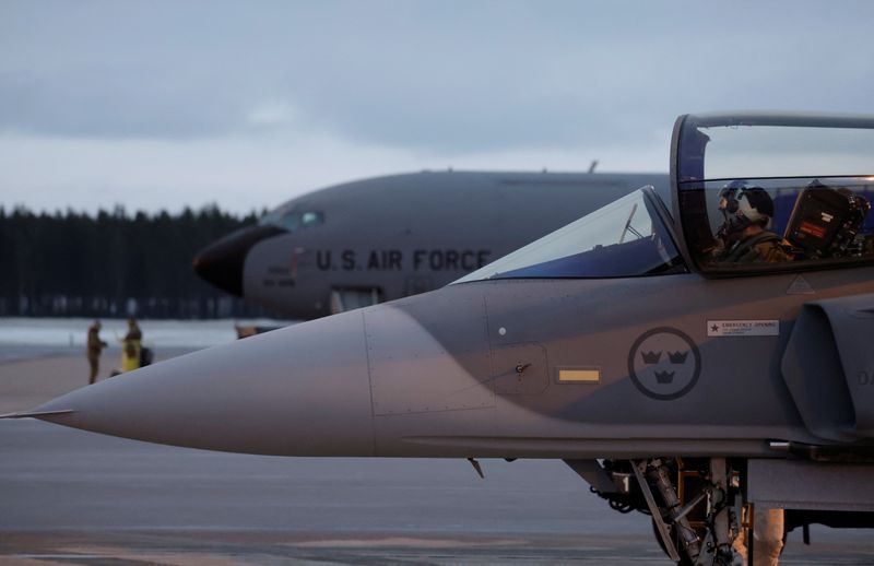 &copy; Reuters. Un caza sueco JAS Gripen junto a un avión estadounidense en la base aérea de Kallax, Suecia, el 4 de marzo, 2024. REUTERS/Leonhard Foeger