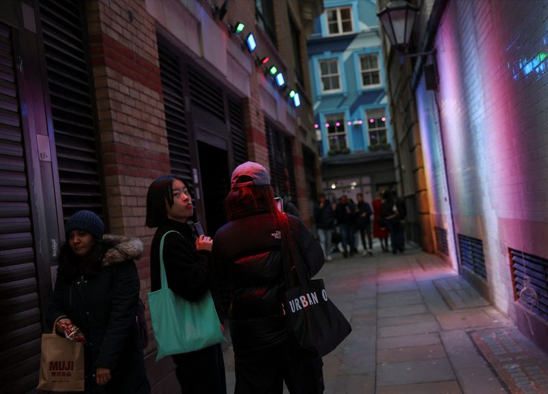 &copy; Reuters. Shoppers walk along an alley by Regent Street during the Boxing Day sales, in London, Britain, December 29, 2023. REUTERS/Isabel Infantes/ File Photo