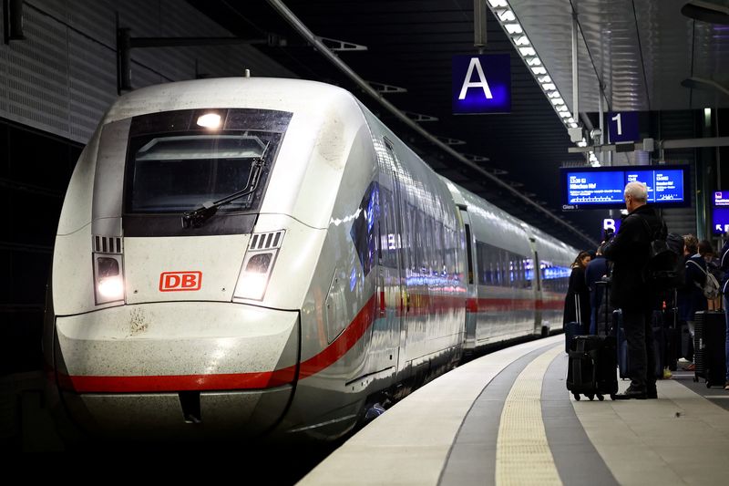 &copy; Reuters. 　３月４日、ドイツ機関士労組（ＧＤＬ）は、ドイツ鉄道（ＤＢ）との対立が激しさを増していることを受け、全国ストライキを再開すると発表した。写真はドイツのベルリンの駅に到着し