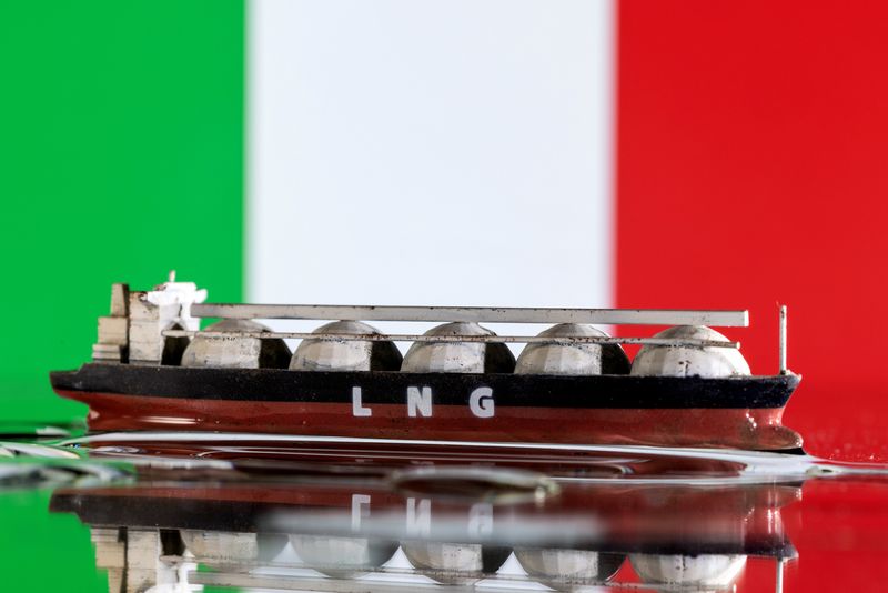 &copy; Reuters. Model of LNG tanker is seen in front of Italy's flag in this illustration taken May 19, 2022. REUTERS/Dado Ruvic/Illustration/file photo