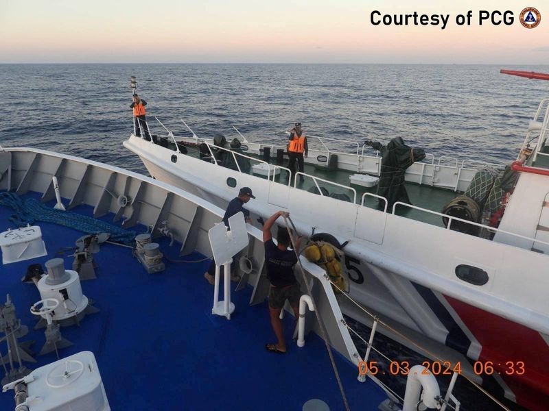 &copy; Reuters. Le personnel de la Garde côtière philippine inspecte la coque du navire lors d'un incident de collision entre le navire de la Garde côtière philippine BRP Sindangan et un navire de la Garde côtière chinoise dans la mer de Chine méridionale contest