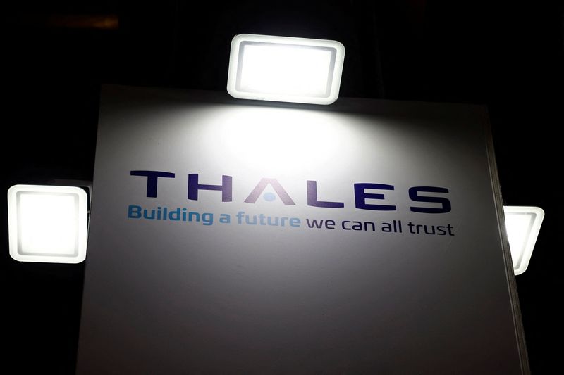 &copy; Reuters. Le logo du groupe français de défense et d'électronique Thales est visible au Milipol Paris, le salon mondial dédié à la sécurité intérieure, à Villepinte près de Paris, en France. /Photo prise le 15 novembre 2023/REUTERS/Sarah Meyssonnier