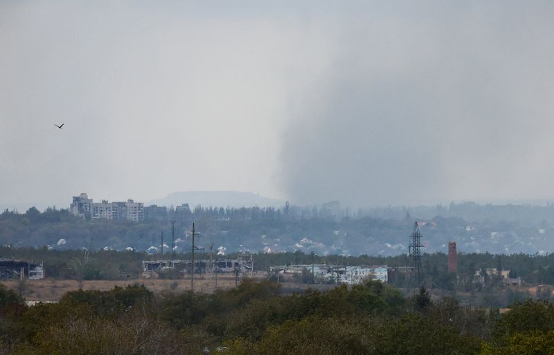 &copy; Reuters. ウクライナ軍は４日、先月掌握された東部アブデーフカ郊外でロシア軍の前進を食い止めているものの、ロシア軍は同地域の南方に増援していると発表した。写真アブデーフカ近辺で煙が上