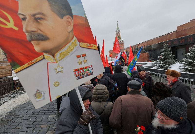 &copy; Reuters. مؤيدون للحزب الشيوعي الروسي خلال مراسم بمناسبة الذكري السبعين على وفاة الزعيم السوفيتي الراحل جوزيف ستالين في الميدان الأحمر في موسكو بصور