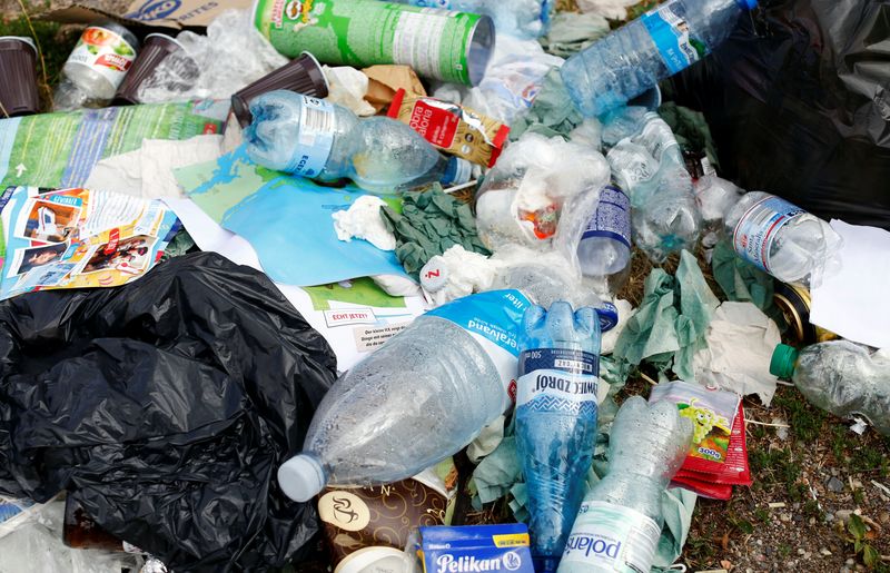 &copy; Reuters. Bottiglie di plastica e altri rifiuti in una strada vicino alla stazione ferroviaria principale di Hauptbahnhof a Berlino, Germania, 11 luglio 2018. REUTERS/Fabrizio Bensch