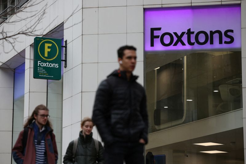 &copy; Reuters. FILE PHOTO: People walk past a Foxtons estate agent in London, Britain, March 4, 2023. REUTERS/Henry Nicholls/File Photo