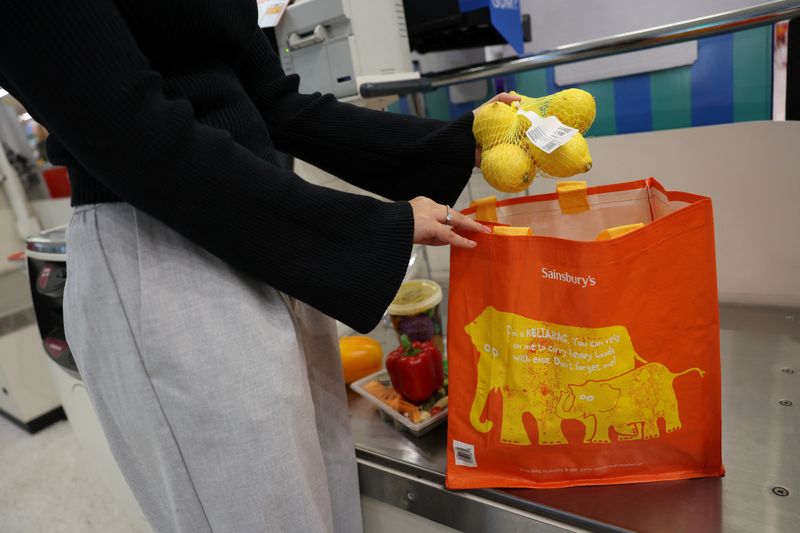 &copy; Reuters. FILE PHOTO: A customer puts groceries inside a reusable bag at the self-checkout inside a Sainsbury?s supermarket, in Richmond, West London, Britain February 21, 2024. REUTERS/Isabel Infantes/File Photo