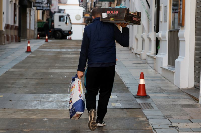 &copy; Reuters. FILE PHOTO: A delivery worker carries food for a restaurant in Ronda, southern Spain, January 3, 2023. REUTERS/Jon Nazca/File Photo