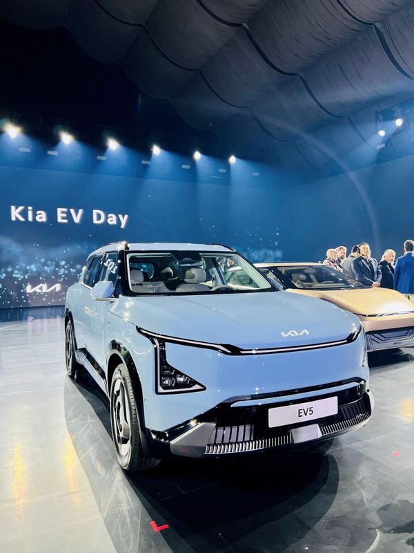 &copy; Reuters. FILE PHOTO: A Kia EV5 electric vehicle is displayed at the Kia EV Day event in Yeoju, South Korea, October 10, 2023. REUTERS/Heekyong Yang/File Photo
