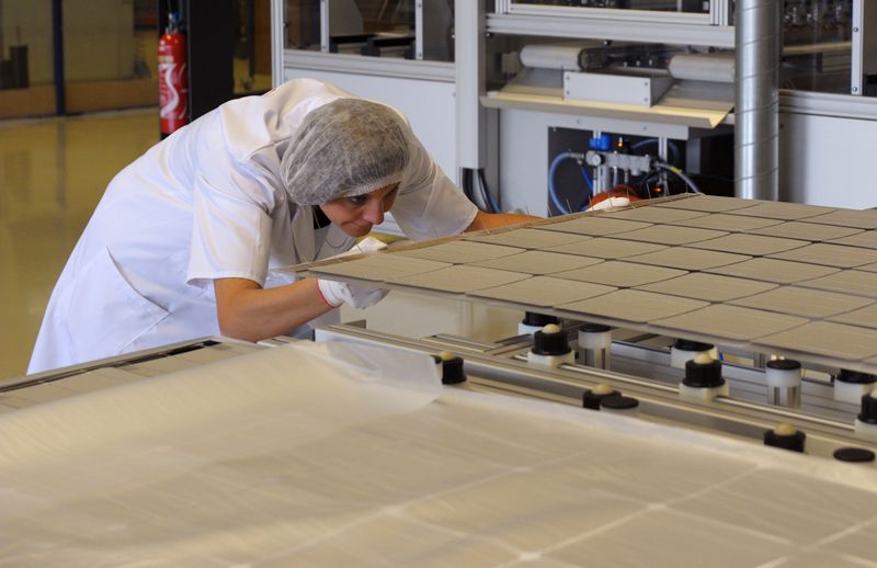 &copy; Reuters. Un ouvrier construit un panneau solaire dans une usine à Sainte Marguerite, dans l'est de la France. /Photo d'archive/REUTERS/Philippe Wojazer