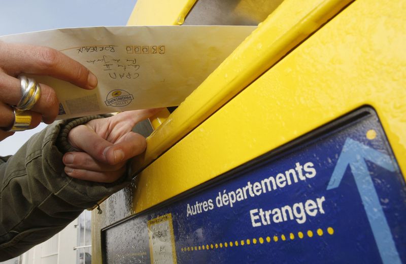 &copy; Reuters. Un homme poste une lettre dans la boîte aux lettres de La Poste à Margaux, dans le sud-ouest de la France. /Photo d'archive/REUTERS/Regis Duvignau (FRANCE)