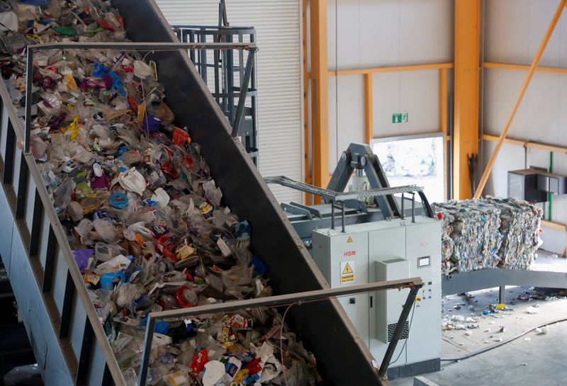 &copy; Reuters. Des déchets plastiques se déplacent sur des tapis roulants vers une presse à balles dans l'installation de récupération des matériaux de Wasteserv à Maghtab, à Malte. /Photo prise le 1er février 2024/REUTERS/Darrin Zammit Lupi