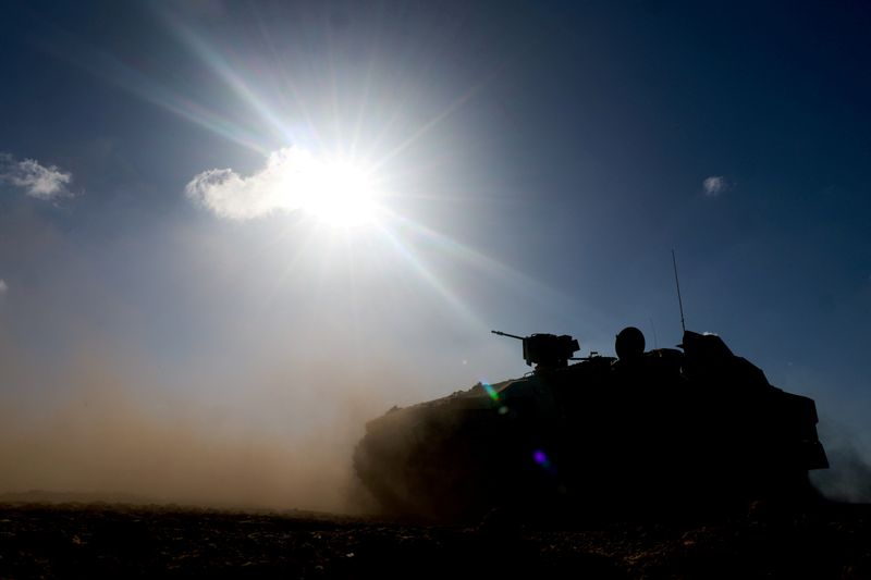 &copy; Reuters. ناقلة جند مدرعة خلال مناورة بالقرب من الحدود بين غزة وإسرائيل داخل إسرائيل يوم الاثنين. تصوير: عمار عوض - رويترز