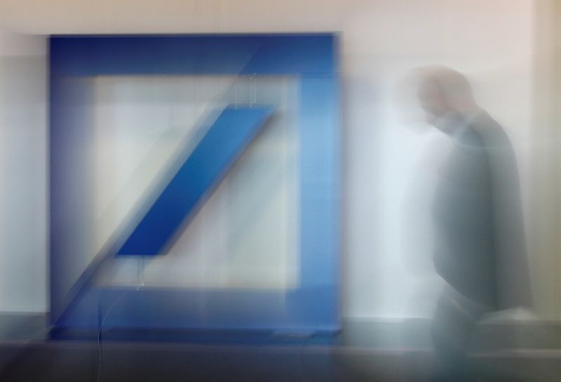 &copy; Reuters. Le logo de la plus grande banque d'affaires allemande, Deutsche Bank, est exposé avant l'assemblée annuelle des actionnaires de la banque à Francfort, en Allemagne. /Photo d'archive/REUTERS/Kai Pfaffenbach