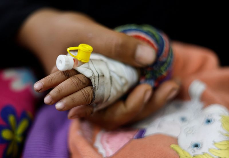 &copy; Reuters. طفل فلسطيني يعاني من سوء التغذية يتلقى العلاج في مركز للرعاية الطبية في رفح في ظل انتشار الجوع في قطاع غزة يوم الاثنين. تصوير: محمد سالم - روي