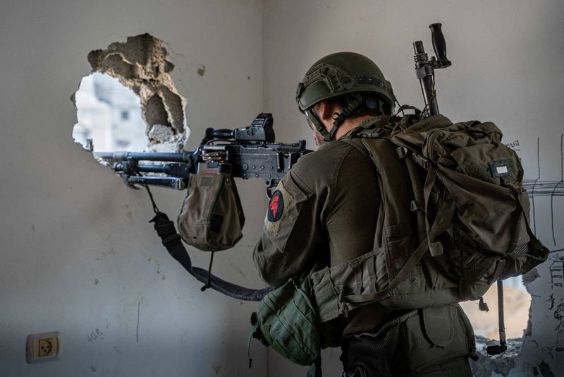 &copy; Reuters. Un soldado israelí operando en la Franja de Gaza en medio del conflicto en curso entre Israel y el grupo islamista palestino Hamás. Foto difundida el 5 de marzo de 2024. Fuerzas de Defensa de Israel/Handout vía REUTERS