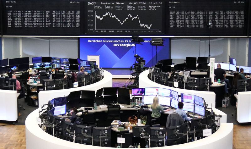 &copy; Reuters. Le graphique de l'indice allemand DAX est représenté à la bourse de Francfort, en Allemagne. /Photo prise le 4 mars 2024./REUTERS/Personnel