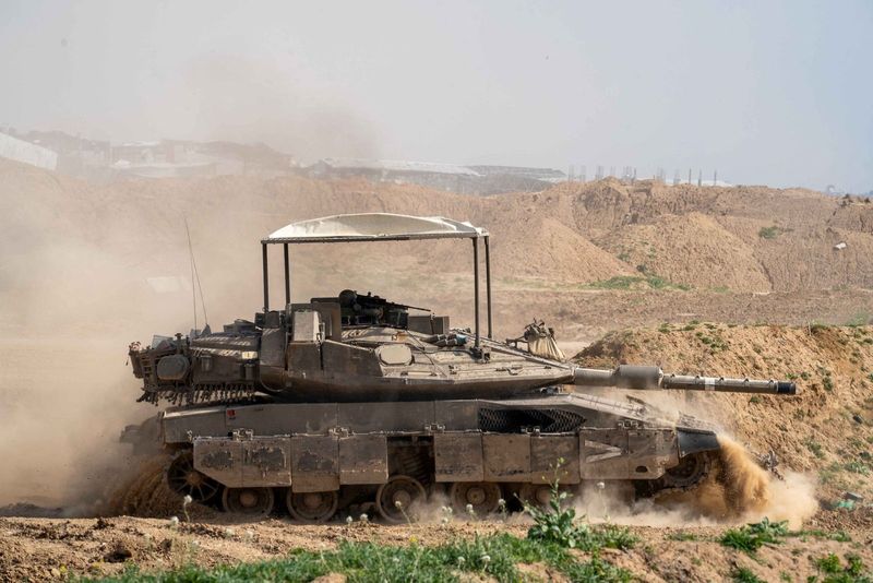 &copy; Reuters. Soldati israeliani manovrano un carro armato nella Striscia di Gaza durante il conflitto in corso tra Israele e il gruppo islamista palestinese Hamas, 5 marzo 2024. Israel Defense Forces/Handout via REUTERS 