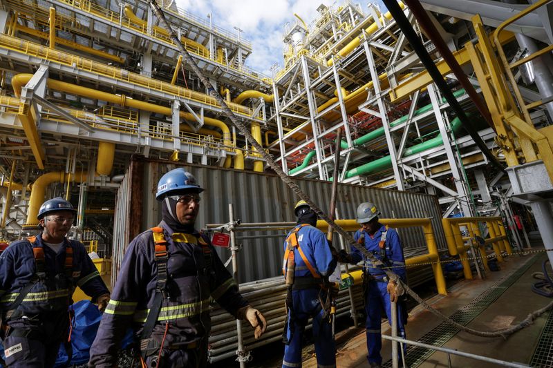 &copy; Reuters. Funcionários em plataforma de petróleo em Aracruz, no Espírito Santo
24/04/2023 REUTERS/Ricardo Moraes