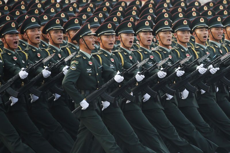 &copy; Reuters. Soldados chineses durante cerimônia em Pequim
 1/10/2019   REUTERS/Jason Lee