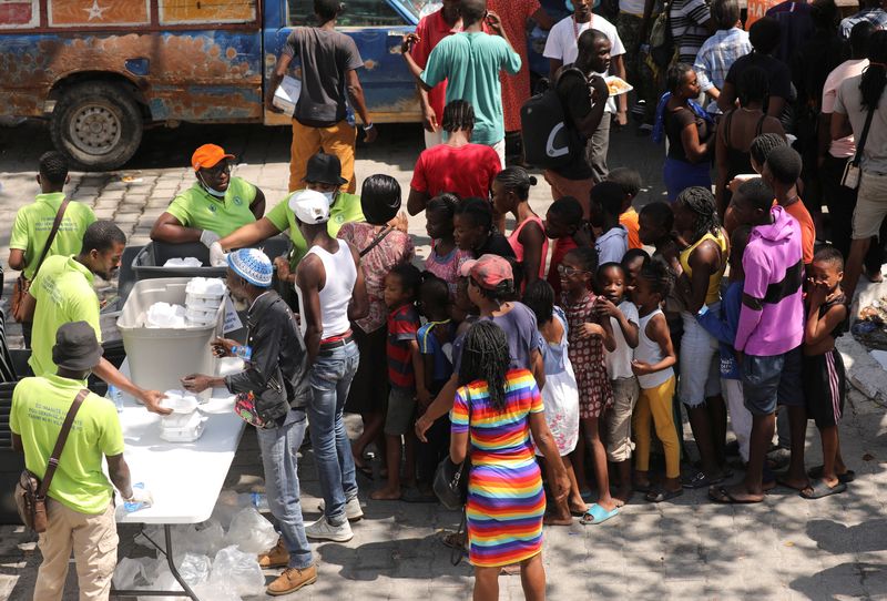 &copy; Reuters. Residents who fled violence gather to receive meals at a school being used as shelter as the government declared state of emergency amid violence, in Port-au-Prince, Haiti, March 4, 2024. REUTERS/Ralph Tedy Erol