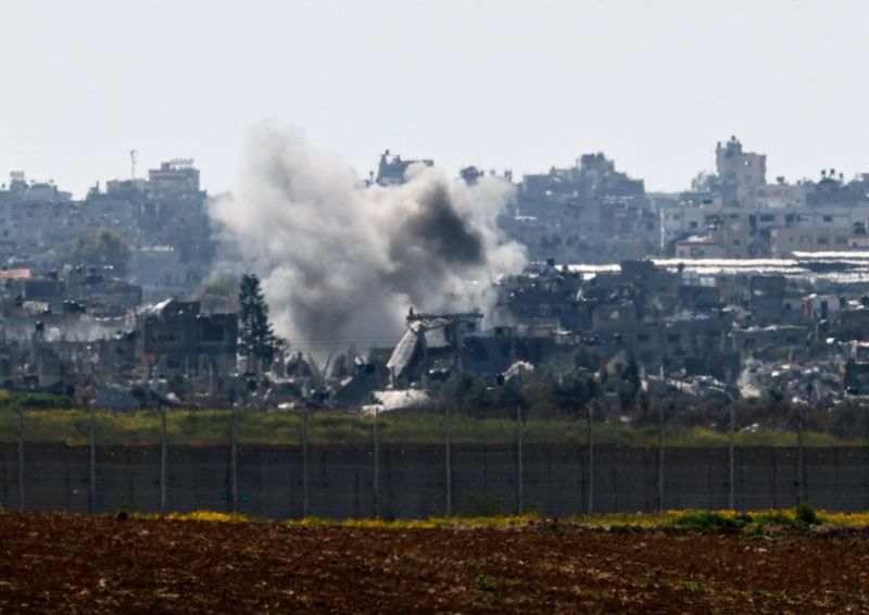 &copy; Reuters. دخان يتصاعد جراء انفجار في غزة كما يظهر من الحدود الإسرائيلية مع جنوب غزة يوم الثلاثاء. تصوير: أمير كوهين - رويترز