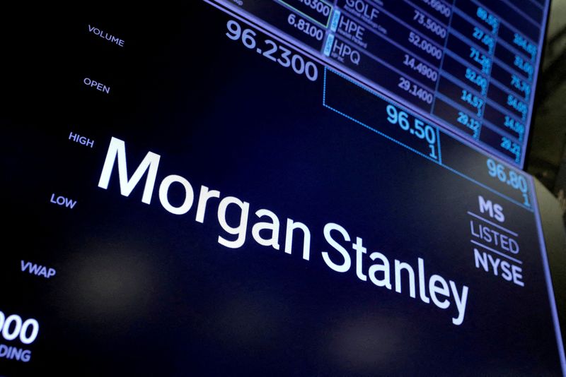 &copy; Reuters. FOTO DE ARCHIVO: El logotipo de Morgan Stanley se ve en el parqué de la Bolsa de Nueva York (NYSE) en Manhattan, Nueva York, Estados Unidos. 3 de agosto de 2021. REUTERS/Andrew Kelly/Archivo