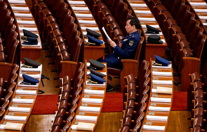 &copy; Reuters. Un miembro de una delegación militar lee informes en el Gran Salón del Pueblo el día de la sesión de apertura de la Asamblea Popular Nacional (APN), en Pekín, China. 5 de marzo de 2024. REUTERS/Tingshu Wang 