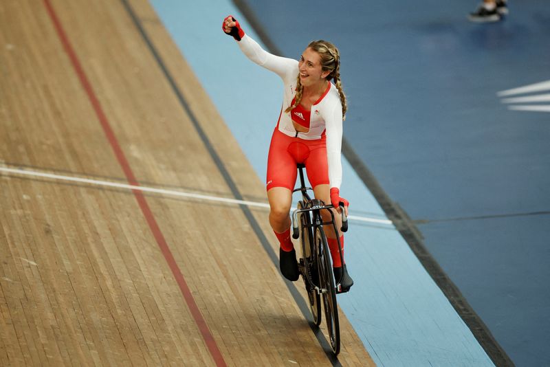 &copy; Reuters. البريطانية لورا كيني تحتفل بالفوز بالميدالية الذهبية في سباق الدراجات للسيدات بدورة ألعاب الكومنولث للسيدات في صورة من أرشيف رويترز.