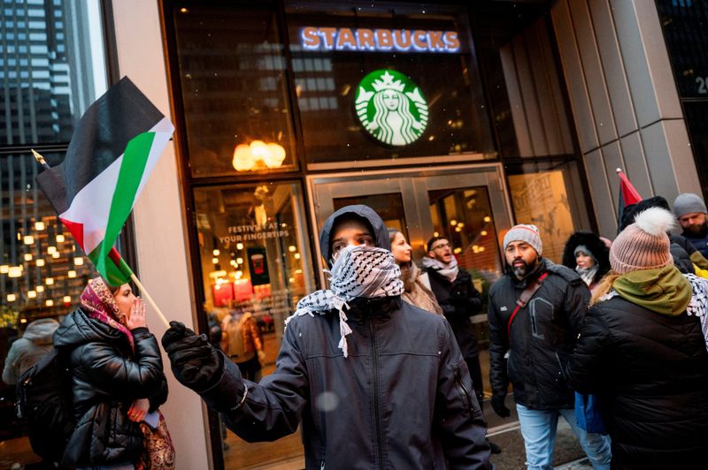 &copy; Reuters. FILE PHOTO: Activists of the group "Chicago Youth Liberation for Palestine" protest in support of Palestinians at a Starbucks, amid protests nationwide and calls for a ceasefire between Israel and Hamas, in Chicago, Illinois, U.S. December 31, 2023. REUTE