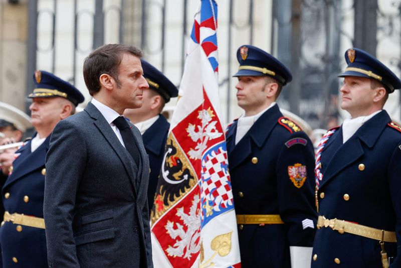 &copy; Reuters. Il presidente francese Emmanuel Macron passa davanti a una guardia d'onore al Castello di Praga a Praga, Repubblica Ceca, 5 marzo 2024. REUTERS/David W Cerny