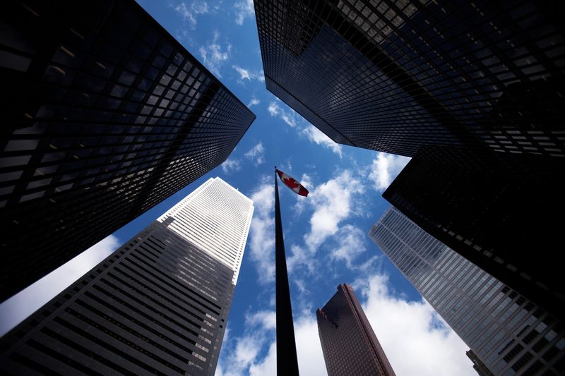 © Reuters. FILE PHOTO: Skyscrapers loom over a flagpole carrying the Canadian flag in the financial district in Toronto, March 11, 2009. REUTERS/Mark Blinch/File Photo