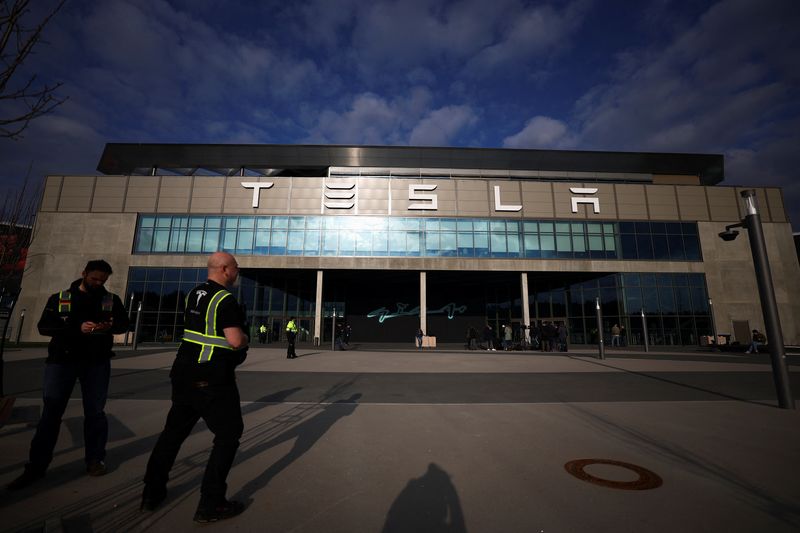 © Reuters. A view of the building of Tesla's production plant in Gruenheide outside Berlin, Germany, March 5, 2024, after the site lost power following a suspected arson attack on a nearby pylon.       REUTERS/Lisi Niesner