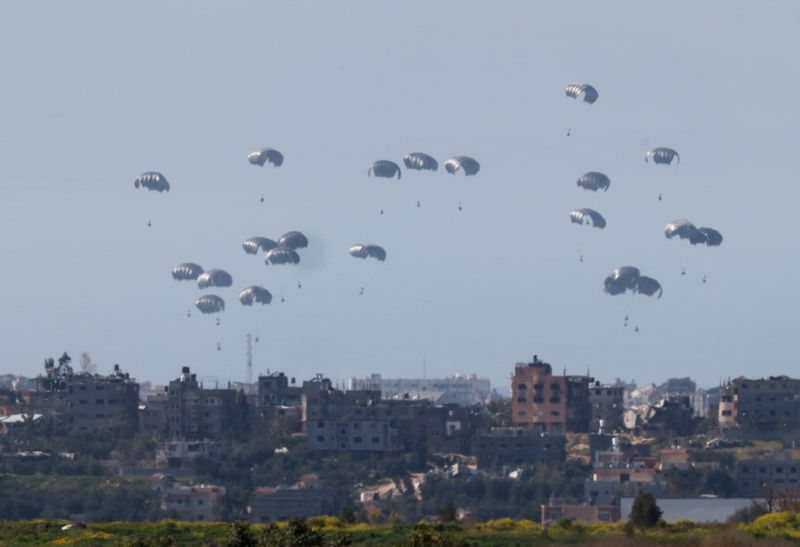 © Reuters. Packages fall towards Gaza, after being dropped from a military aircraft, amid the ongoing conflict between Israel and the Palestinian group Hamas, as seen from Israel's border with Gaza in southern Israel March 5, 2024. REUTERS/Amir Cohen