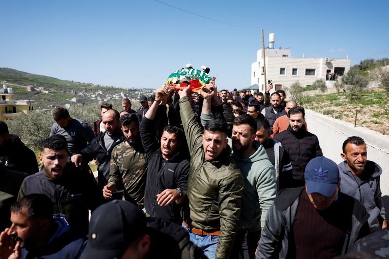&copy; Reuters. Dolientes portan el cadáver del palestino Amr Al-Najjar, de 11 años, muerto en una incursión israelí, durante su funeral cerca de Naplusa, en Cisjordania
Mar 5, 2024. REUTERS/Mohammed Torokman