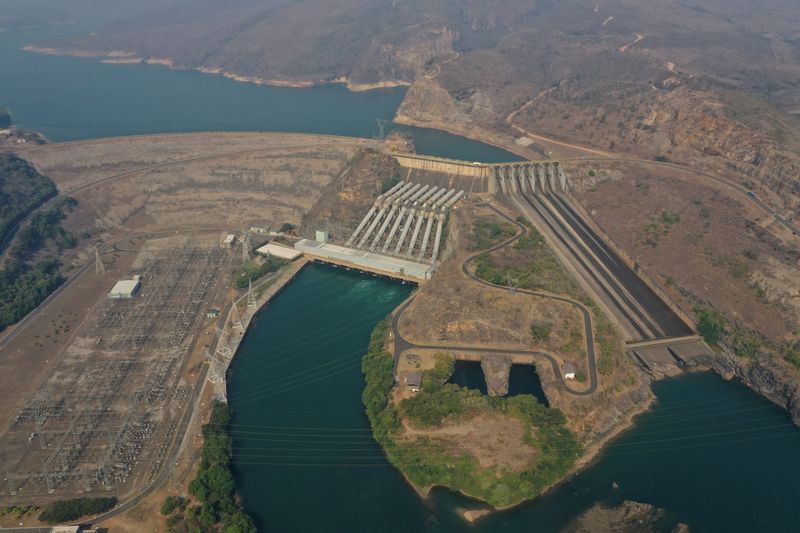 &copy; Reuters. FOTO DE ARCHIVO: La presa hidroeléctrica de Furnas funciona con niveles bajos de agua, según el operador de la presa, en Sao Jose da Barra, estado de Minas Gerais, Brasil. 7 de septiembre de 2021. REUTERS/Washington Alves/Archivo