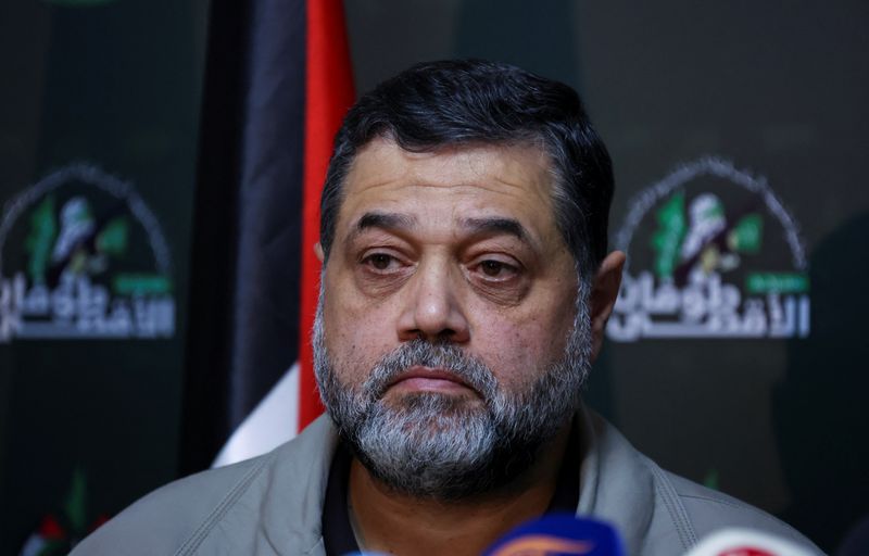 &copy; Reuters. أسامة حمدان القيادي في حركة المقاومة الإسلامية الفلسطينية (حماس) خلال مؤتمر صحفي ببيروت يوم الثامن من نوفمبر تشرين الثاني 2023. تصوير: محمد عز