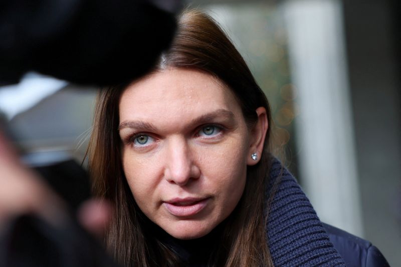 &copy; Reuters. FOTO DE ARCHIVO: La tenista rumana Simona Halep habla con los medios tras una audiencia por un caso de dopaje en su contra, en el Tribunal de Arbitraje Deportivo (TAS) en Lausana, Suiza. 9 de febrero de 2024. REUTERS/Denis Balibouse/Archivo