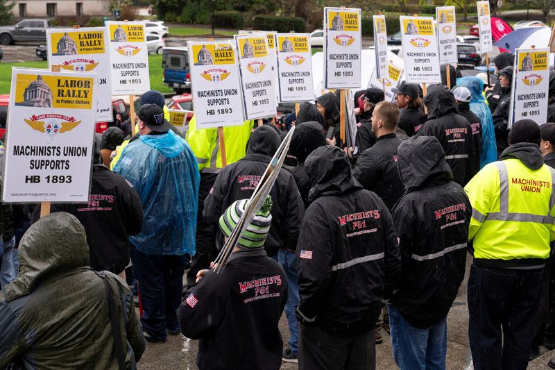 &copy; Reuters. FILE PHOTO: Members of District 751 of the International Association of Machinists and Aerospace Workers join supporters of a bill (HB 1893) which would give unemployment insurance to strikers after two weeks, during a labor rally at the Washington State 