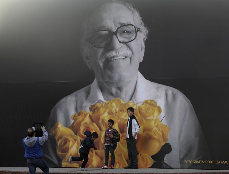 &copy; Reuters. Un grupo de personas se fotografía frente a una imagen del fallecido premio Nobel colombiano Gabriel García Márquez durante la 27ª Feria Internacional del Libro de Bogotá, o Filbo 2014, el 30 de abril de 2014
REUTERS/John Vizcaino 
