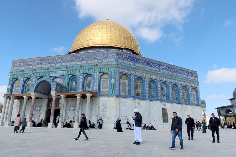 &copy; Reuters. File photo: Muslim worshippers walk in front of the Dome of the Rock ahead of Friday prayer in the al-Aqsa compound, also known to Jews as the Temple Mount, in Jerusalem's Old City February 9, 2024. REUTERS/Sinan Abu Mayzer/File photo