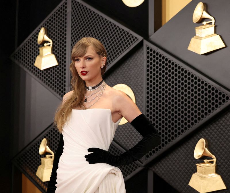 &copy; Reuters. FILE PHOTO: Taylor Swift poses on the red carpet as she attends the 66th Annual Grammy Awards in Los Angeles, California, U.S., February 4, 2024.  REUTERS/Mario Anzuoni/File Photo