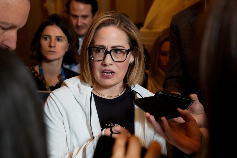 &copy; Reuters. FILE PHOTO: U.S. Senator Kyrsten Sinema (I-AZ) speaks to reporters about ongoing negotiations on a U.S. border security deal at the U.S. Capitol in Washington, U.S., December 20, 2023. REUTERS/Elizabeth Frantz/FILE PHOTO