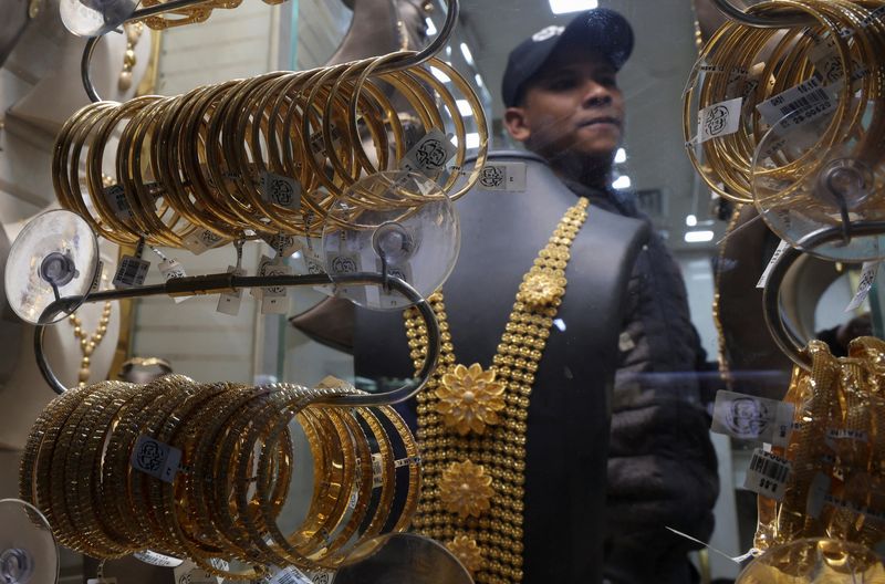 © Reuters. FILE PHOTO: A gold vendor waits for costumers inside a shop at the gold market area, as gold prices recorded an increase after devaluation of the local currency, in Cairo, Egypt January 12, 2024. REUTERS/Amr Abdallah Dalsh/File Photo